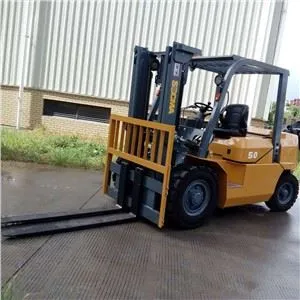 Liten 5 tons dieselgaffeltruck arbete i container Lyfthöjd 4,5 meter